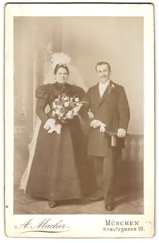 Fotografie A. Macher, München, Kreutzgasse 10, Portrait junges Paar in Hochzeitskleidung mit Schleier und Blumenstrauss