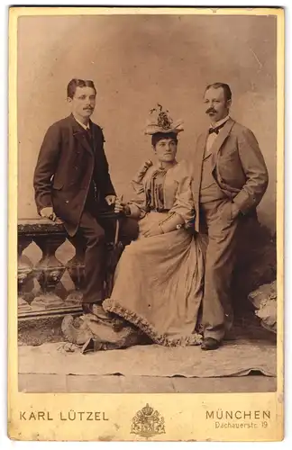 Fotografie Karl Lützel, München, Dachauerstrasse 19, Portrait junge Frau im Kleid mit zwei Herren