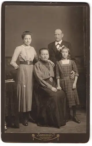Fotografie Samson & Co., München, Neuhauserstrasse 7, Portrait bürgerliches Paar mit älterer und jüngerer Tochter