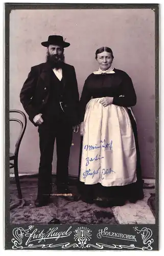 Fotografie Fritz Hugel, Holzkirchen, Portrait bürgerliches Paar in Tracht