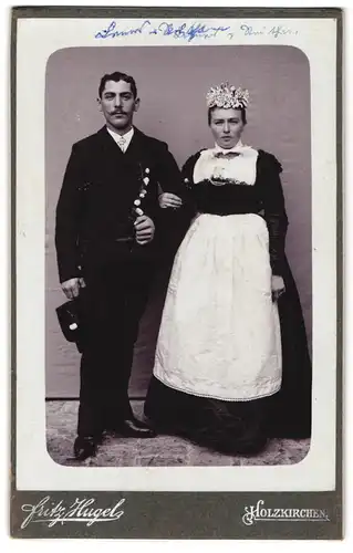 Fotografie Fritz Hugel, Holzkirchen, Portrait junges Paar in Trachtenkleidung