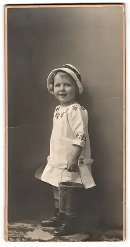 Fotografie Alfred Schmidt, München, Aeussere Maximilianstrasse 6, Portrait Kind im Kleid mit einem Eimer