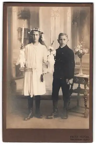 Fotografie Fritz Hugel, Holzkirchen /Obb., Portrait Junge und Mädchen in hübscher Kleidung mit Kerzen