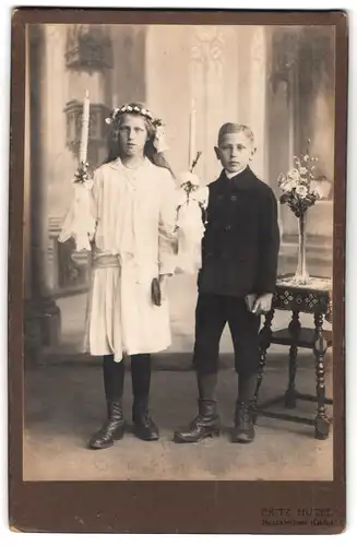 Fotografie Fritz Hugel, Holzkirchen /Obb., Portrait Junge und Mädchen in hübscher Kleidung mit Kerzen