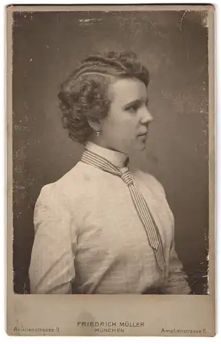 Fotografie Friedrich Müller, München, Amalienstrase 9, Portrait junge Dame in modischer Bluse mit Krawatte