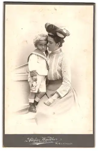Fotografie Atelier Walther, Kiel, Klinke 26, Mutter in gestreifter Bluse mit süssem Sohn in Matrosenanzug, Mutterglück