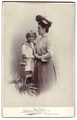 Fotografie Atelier Walther, Kiel, Kline 26, Portrait Mutter im Kleid mit blondem lockigem Sohn, Mutterglück