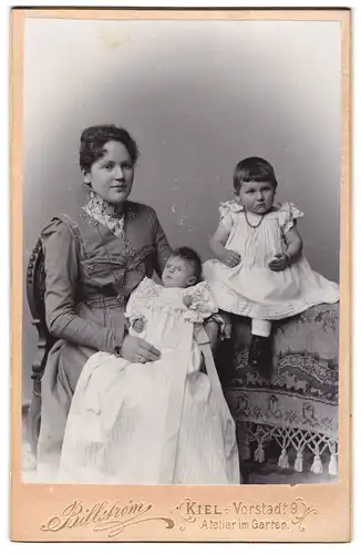 Fotografie Billström, Kiel, Vorstadt 9, Portrait stolze Mutter mit Ihren Kindern Lucia und Annita, Mutterglück