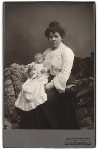 Fotografie Gustav Lang, Regensburg, Weisse Lilienstr. 93, Portrait Mutter mit 9 monate altem Alex, Mutterglück