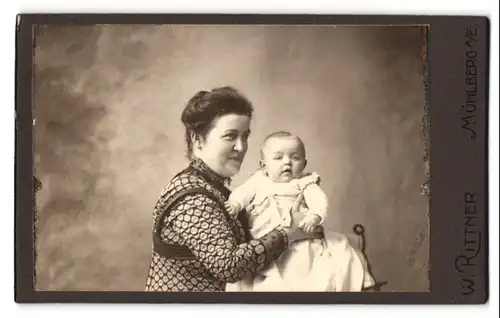 Fotografie W. Rittner, Mühlberg a. E., Portrait Mutter im Biedermeierkleid präsentiert ihr Kleinkind, Mutterglück