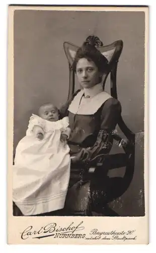 Fotografie Carl Bischof, Nürnberg, Bayreuchterstr. 20, Portrait junge Mutter im Biedermeierkleid mit Kind, Mutterglück