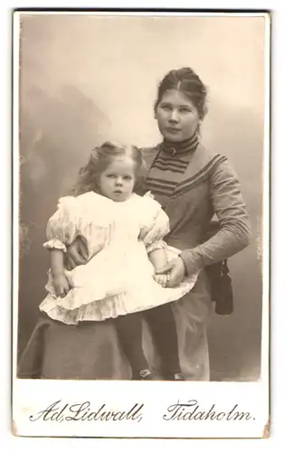 Fotografie Ad. Lidwall, Tidaholm, Portrait Mutter mit kleiner Tochter im weissen Kleid, Mutterglück