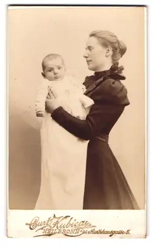 Fotografie Curt Kubica, Heilbronn a. N., Portrait Mutter im Biedermeierkleid zeigt stolz ihr Kleinkind, Mutterglück