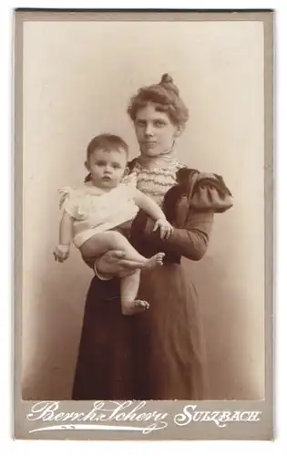 Fotografie Bernh. Schery, Sulzbach, Frau Emilie und Sohn Heinrich im Atelier, Mutterglück