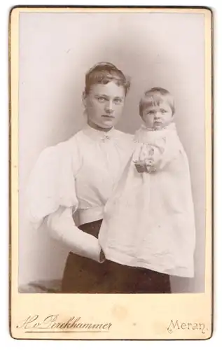 Fotografie H. v. Perckhammer, Meran, Stefanie Promenade, Portrait Mutter in weisser Bluse mit Kind im Arm, Mutterglück