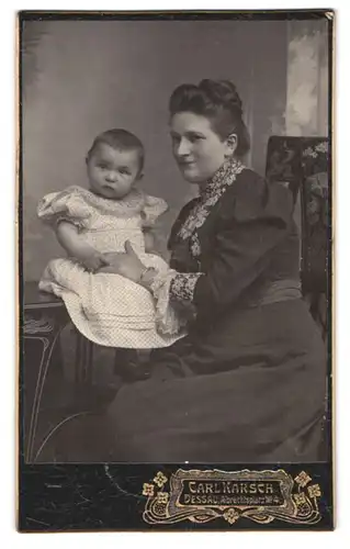 Fotografie Carl Karsch, Dessau, Albrechtsplatz 4, Portrait Mutter mit Tochter im Pünktchenkleid, Mutterglück