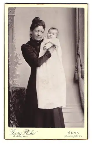 Fotografie Georg Plühr, Jena, Johannisplatz 25, Portrait Mutter mit neugeborenem Kind im Arm, Mutterglück