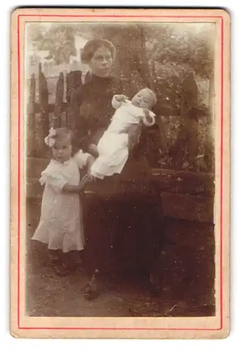 Fotografie unbekannter Fotograf und Ort, Portrait Mutter mit zwei Kindern im Park, Mutterglück