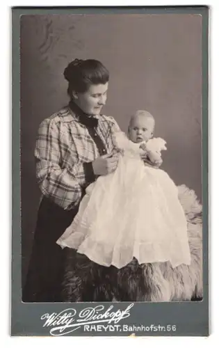 Fotografie Willy Dickopf, Rheydt, Bahnhofstr. 56, Portrait Mutter in karierter Bluse mit Kleinkind im Arm, Mutterglück