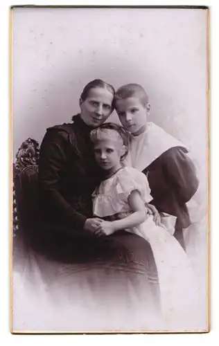 Fotografie Emil Flasche, Barmen, Heckinghauser-Str. 19, Portrait Mutter im Biedermeierkleid mit Kindern, Mutterglück