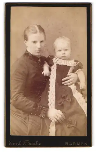 Fotografie Emil Flasche, Barmen, Heckinghauser Str. 25, Portrait Mutter im Biedermeierkleid zeigt Kleinkind, Mutterglück