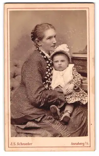 Fotografie J. S. Schroeder, Annaberg i. S., Schulgasse 666, Mutter mit Tochter im Kleid, Mutterglück