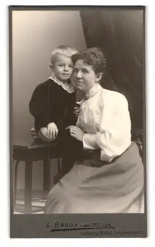 Fotografie K. Braun, Ludwigsburg, Stuttgarterstr. 10, Portrait Mutter mit Sohn im Samtkleid, Mutterglück