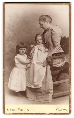 Fotografie Carl Fuchs, Calw, Marktplatz, stolze Mutter mit zwei Kindern, Mutterglück