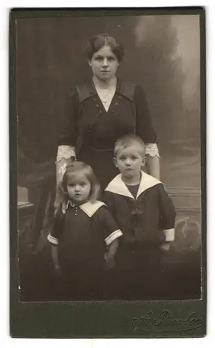 Fotografie A. Pässler, Chemnitz, Portrait Mutter im Biedermeierkleid mit ihren Kindern, Mutterglück