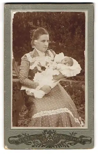 Fotografie A. Illchmann, Pernitz, Portrait Mutter mit Tochter Hanna im Pünktchenkleid, Mutterglück