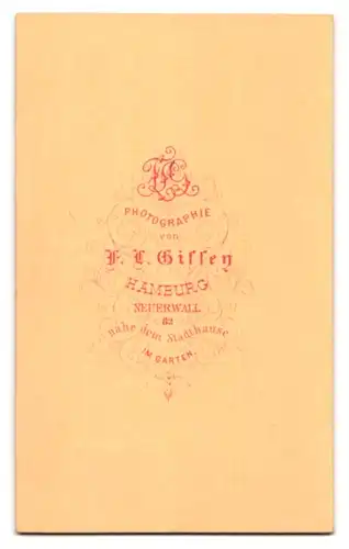 Fotografie F. L. Giffey, Hamburg, Neuerwall 82, Portrait Knabe Victor Schroeter im Anzug mit Sommerhut