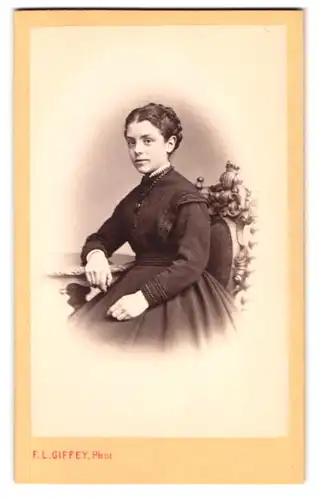 Fotografie F. L. Giffey, Hamburg, Neuerwall 82, Portrait Elise Schroeter im Biedermeierkleid mit Perlenkette