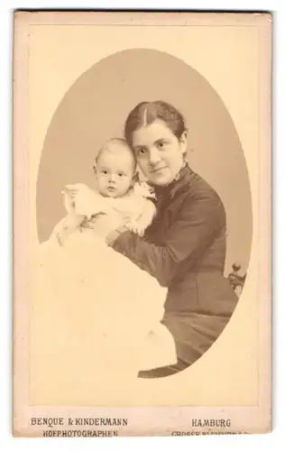 Fotografie Benque & Kindermann, Hamburg, Grosse Bleichen 30, Portrait Elise Böhmer mit Sohn Rudi, Mutterglück