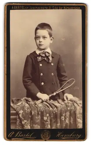 Fotografie A. Bartel, Hamburg, Gr. Johannisstr. 21, Portrait Rudolf (Rudi) Böhmer mit Gerte im Anzug