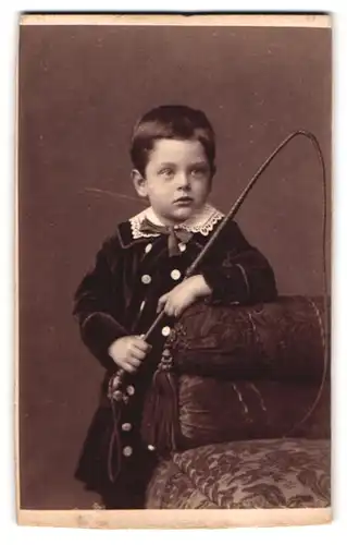 Fotografie Benque & Kindermann, Hamburg, Gr. Bleichen 30, Portrait Rudolph Böhmer im Samtanzug mit Gerte
