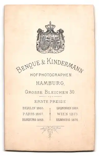 Fotografie Benque & Kindermann, Hamburg, Gr. Bleichen 30, Portrait Rudolph Böhmer im Samtanzug mit Gerte