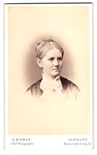 Fotografie E. Bieber, Hamburg, Neuer Jungfernstieg 20, Portrait Elise Schroeter mit Hochsteckfrisur