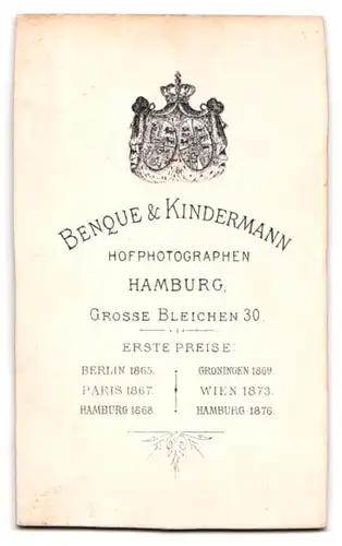 Fotografie Benque & Kindermann, Hamburg, Gr. Bleichen 30, Portrait Rudolf (Rudi) Böhmer im Kleid mit Schleifen