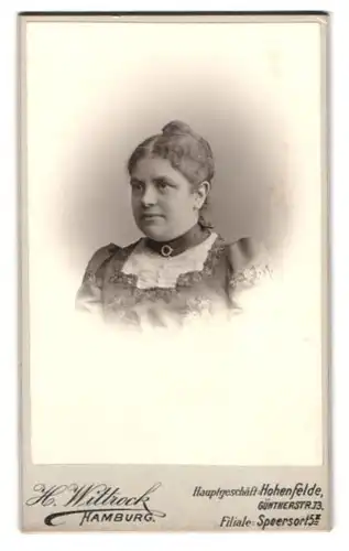 Fotografie H. Wittrock, Hamburg, Portrait Elise Böhmer geb. Schroeter im Biedermeierkleid