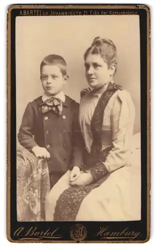 Fotografie A. Bartel, Hamburg, Gr. Johannisstr. 21, Portrait Elise Böhmer mit Sohn Rudolph genannt Rudi, Mutterglück