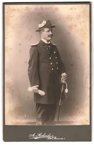 Fotografie A. Rehnke, Kiel, Preusserstr. 5, Marine Offizier in Uniform mit Zweispitz und Säbel samt Portepee