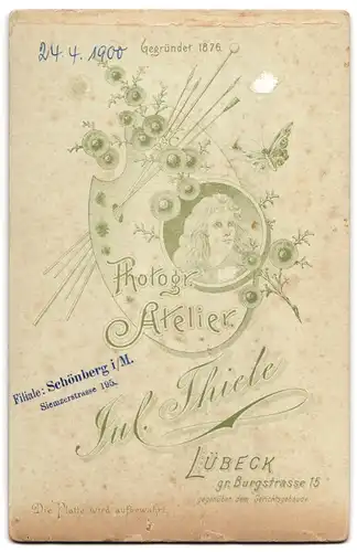 Fotografie Jul. Thiele, Lübeck, gr. Burgstr. 15, Portrait Hochzeitspaar im schwarzen Kleid und Anzug mit Zylinder