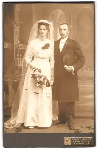 Fotografie Fritz Hacker, Annaberg i. S., Carlsplatz 3, Portrait Ehepaar im Hochzeitskleid und Anzug mit Chapeau Claque