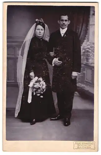 Fotografie Felix Schaetzke, Bochum, Friedrichstr. 13, Portrait Ehepaar im schwarzen Kleid mit Schleier und Anzug