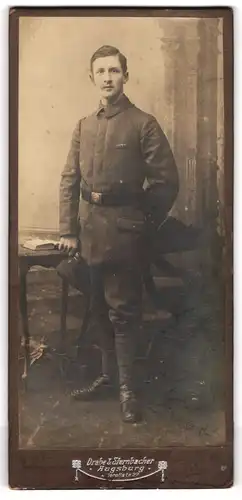 Fotografie Drabe & Sternbacher, Augsburg, Morellstr. 27, Portrait junger Soldat in Feldgrau Uniform mit Ordenspange