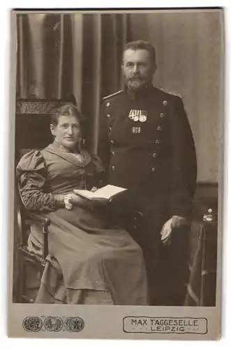 Fotografie Max Taggeselle, Leipzig, Zeitzerstr. 23, Portrait Offizier in Uniform mit Ordenspange