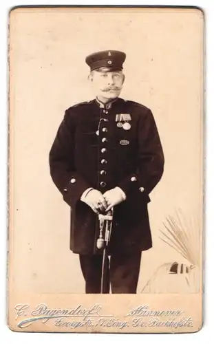 Fotografie C. Pagendorf, Hannover, Georgstr. 17, Portrait Uffz. in Uniform mit Ordenspange und Säbel samt Portepee