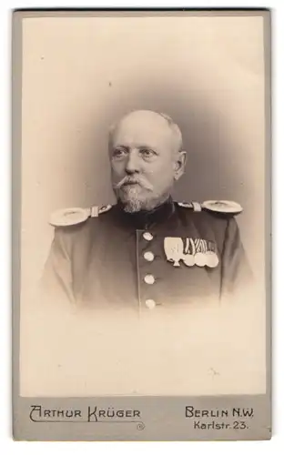 Fotografie Arthur Krüger, Berlin, Karlstr. 23, Portrait Offizier in Uniform mit Ordenspange und Epauletten