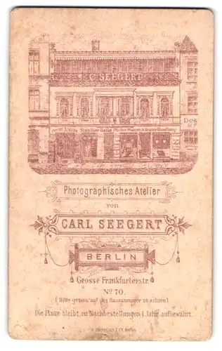 Fotografie Carl Seegert, Berlin, Gr. Franklfurterstr. 70, Ansicht Berlin, Aussenfasade des Ateliers