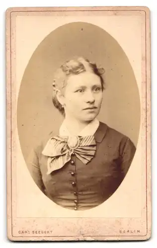 Fotografie Carl Seegert, Berlin, Gr. Franklfurterstr. 70, Ansicht Berlin, Aussenfasade des Ateliers